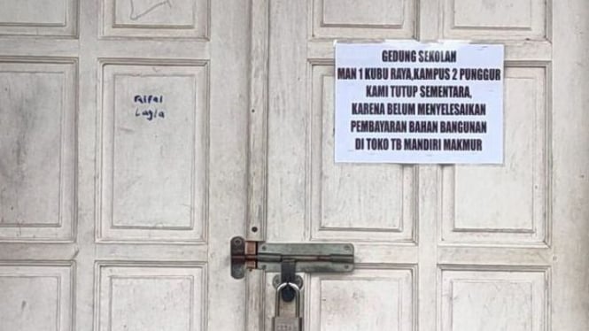 Salah satu pintu kelas di MAN 1 Fillial Kubu Raya yang disegel oleh pemilik toko