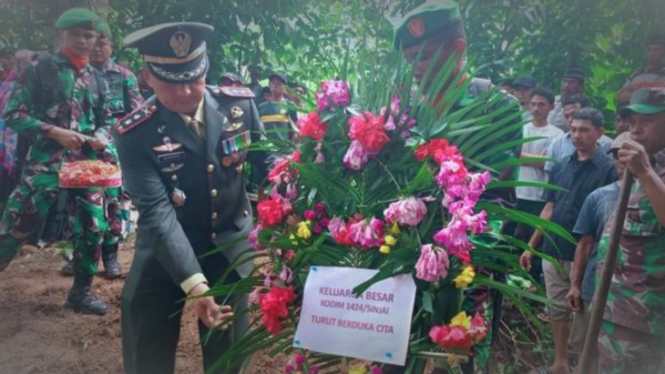VIVA Militer: Prosesi pemakaman militer almarhum Sertu Andi Asdar Mus.