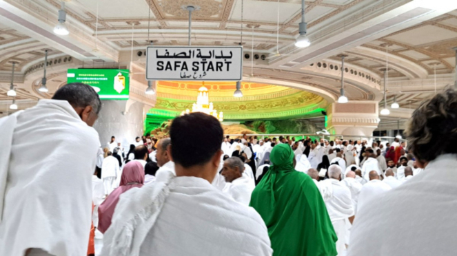 Jemaah haji melakukan Sai
