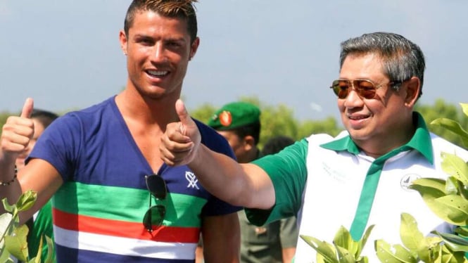 Cristiano Ronaldo menanam mangrove bersama SBY