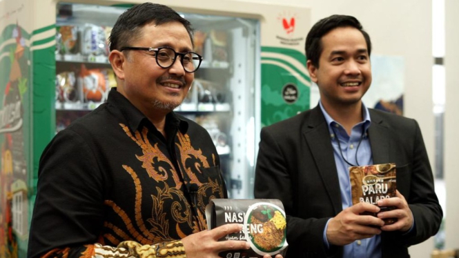 General Manager BNI Tokyo, Yudhi Zufrial menunjukkan produk halal Indonesia