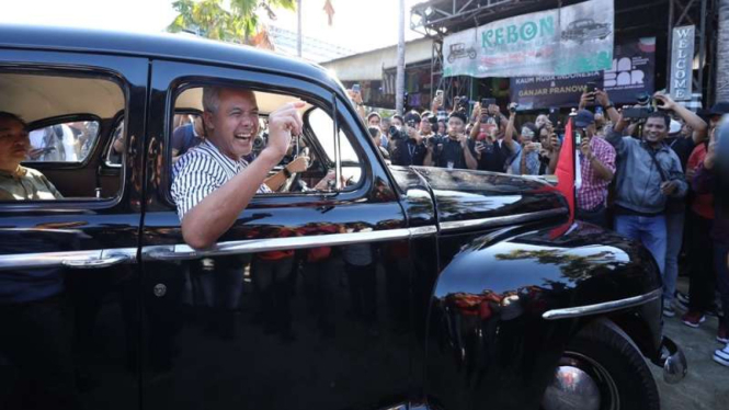 Gubernur Jawa Tengah Ganjar Pranowo naiki mobil milik Ibu Fatmawati Soekarno