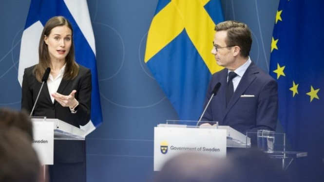 Perdana Menteri Finlandia Sanna Marin (kiri) melalukan konferensi pers bersama Perdana Menteri Swedia Ulf Kristersson (kanan) di Stockholm pada Kamis (2/2/2023).