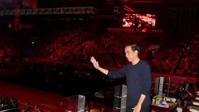 Presiden Jokowi menyaksikan semifinal Indonesia Open 2023 di Istora Senayan