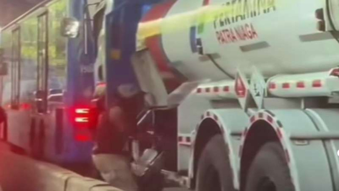 Viral pria curi BBM dari truk tangki Pertamina di Plumpang