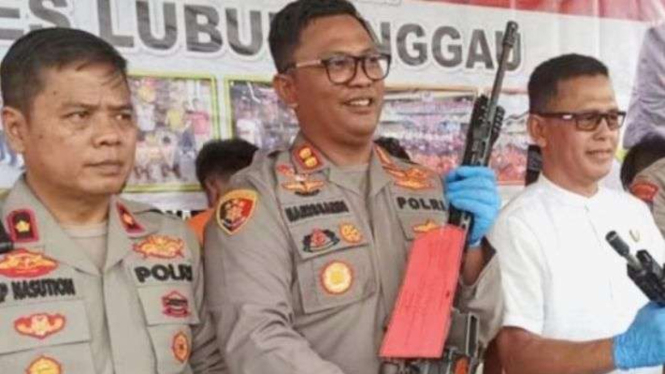 Arsip - Kepala Polres Lubuk Linggau AKBP Harissandi beserta jajaran menunjukkan barang bukti sitaan senapan serbu Karbin M4-A1 yang diperjualbelikan secara ilegal, di Lubuk Linggau, Sumatera Selatan, Jumat, 29 Juli 2022.