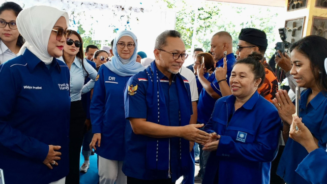 Istri Gubernur Maluku Widya Pratiwi dampingi Ketum PAN Zulkifli Hasan menyapa warga
