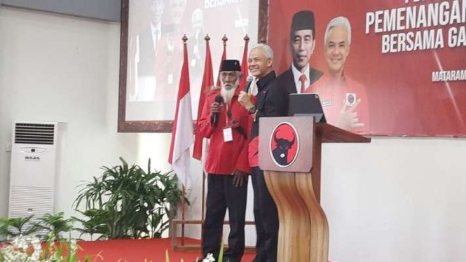 Bakal calon presiden Ganjar Pranowo (kanan) bersama Ketua PAC Lunyuk bernama Soekarno (kiri) di Kantor DPD PDIP Nusa Tenggara Barat (NTB), Kota Mataram, Lombok, Minggu, 18 Juni 2023.