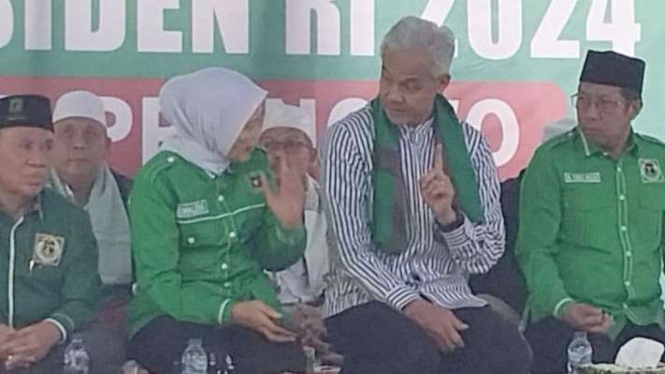 Bakal calon presiden Ganjar Pranowo (kedua kanan) berbincang dengan Wakil Ketua Umum PPP Hj Ermalena (kedua kiri) yang didampingi Ketua PPP Nusa Tenggara Barat (NTB) Muzihir (kiri) di Kantor PPP NTB di Kota Mataram, Minggu, 18 Juni 2023.