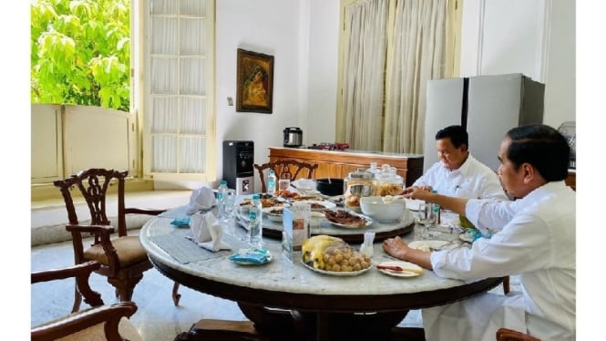 Jokowi Menikmati Makan Siang Bersama Prabowo