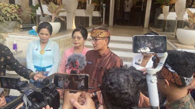 Menteri Pariwisata dan Ekonomi Kreatif Sandiaga Uno saat diwawancara oleh wartawan soal pencalonannya sebagai calon wakil presiden di Denpasar, Bali, Minggu, 18 Juni 2023.