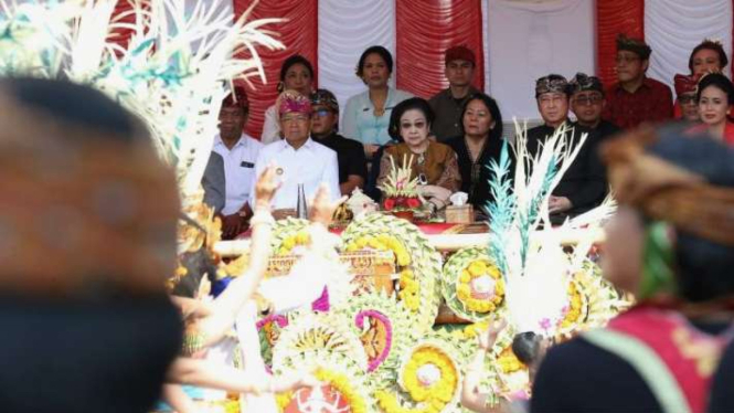 Presiden kelima RI yang juga Ketua Umum PDI Perjuangan Megawati Soekarnoputri menghadiri dan membuka Pesta Kesenian Bali (PKB) XLV 2023 di depan Monumen Perjuangan Rakyat Bali, Niti Mandala, Denpasar, Minggu, 18 Juni 2023.