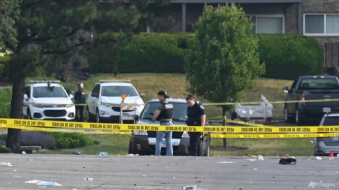 Tim investigasi kepolisian berada di lokasi kejadian penembakan di area lapangan parkir di sebuah mal di Willowbrook, Illinois, pada 18 Juni 2023. 