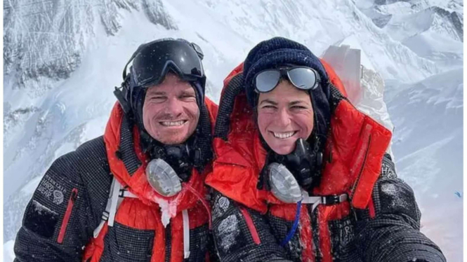 Pasangan Penyandang Berhasil Taklukkan Puncak Everest