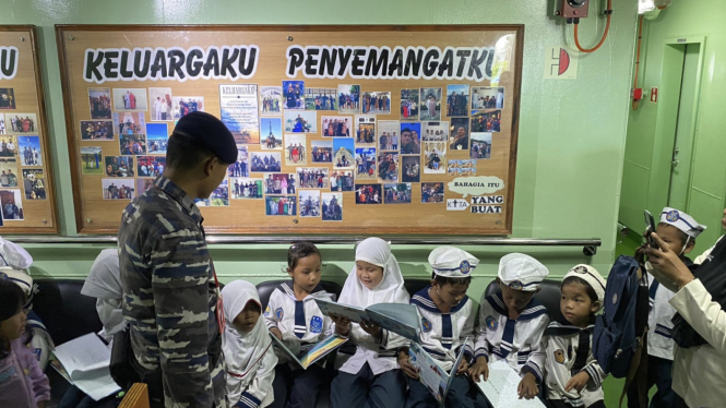 VIVA Militer: KRI Teluk Weda–526 disulap jadi Perpustakaan Apung di Papua