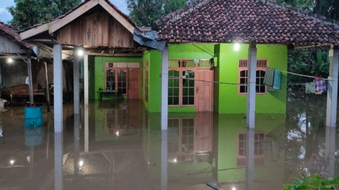 Rumah warga di Depok tergenang air banjir.