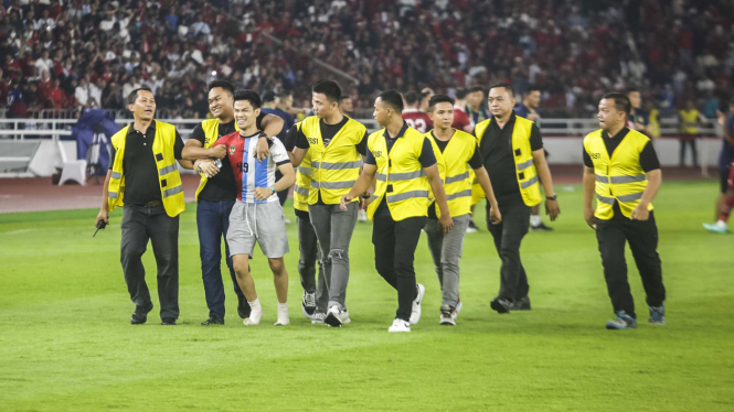 Suporter Indonesia Terobos Masuk Lapangan Indonesia vs Argentina