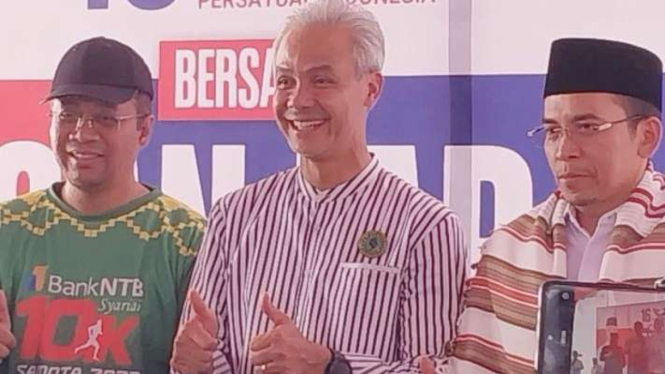 Gubernur Nusa Tenggara Barat (NTB) Zulkieflimansyah (kiri) saat satu panggung menghadiri safari politik bakal calon presiden Ganjar Pranowo yang didampingi Ketua Harian DPP Partai Perindo TGB Muhammad Zainul Majdi (kanan) di di Mataram, Minggu, 18 Juni 20