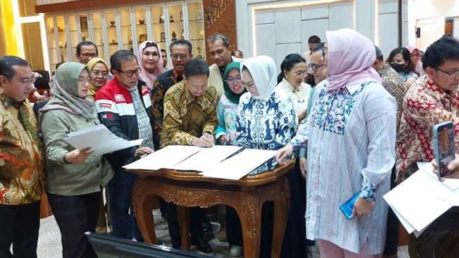 Menteri Kesehatan RI Budi Gunadi Sadikin (tengah) menandatangani draf RUU Kesehatan yang disetujui oleh 7 dari 9 fraksi di Komisi IX DPR RI di Jakarta, Senin, 19 Juni 2023.