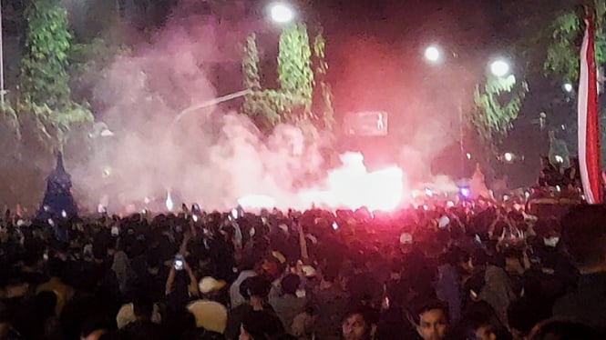 Flare menyala usai nobar Timnas Indonesia vs Argentina di Solo