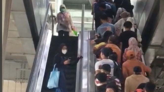 Momen Wanita Jalan Naik di Eskalator Menurun
