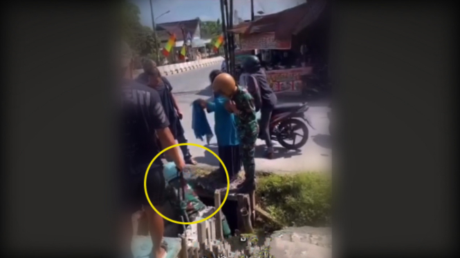 VIVA Militer: Prajurit TNI dan ibu bikers yang nyungsep di got.