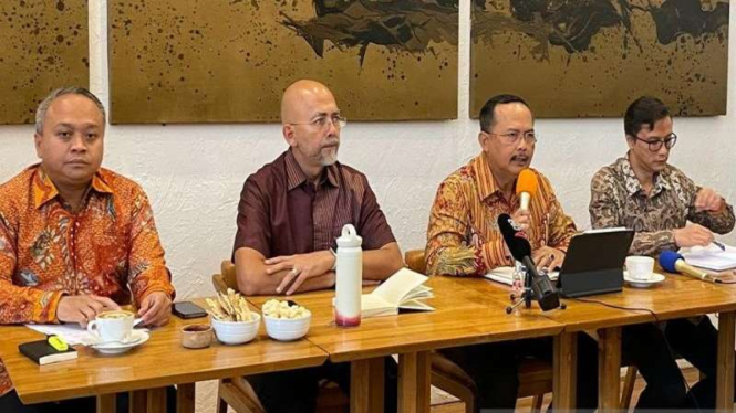 Staf Khusus Menlu RI untuk Diplomasi Kawasan Ngurah Swajaya (kedua kanan)  