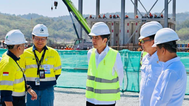 Presiden meninjau kemajuan dari pembangunan smelter PT Amman Mineral Nusa Tenggara (AMNT) yang berada di Kabupaten Sumbawa Barat, Provinsi Nusa Tenggara Barat (NTB), pada Selasa 20 Juni 2023.