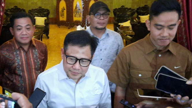 Ketua Umum Partai Kebangkitan Bangsa (PKB) Muhaimin Iskandar atau Cak Imin berbicara kepada wartawan usai bertemu dengan Wali Kota Solo Gibran Rakabuming Raka di Loji Gandrung, Solo, Jawa Tengah, Selasa, 20 Juni 2023.