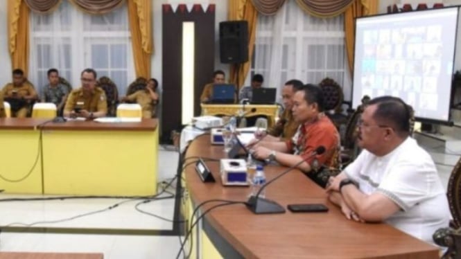 Gubernur Gorontalo, Ismail Pakaya menggelar rapat dengan para Kepala Sekolah.