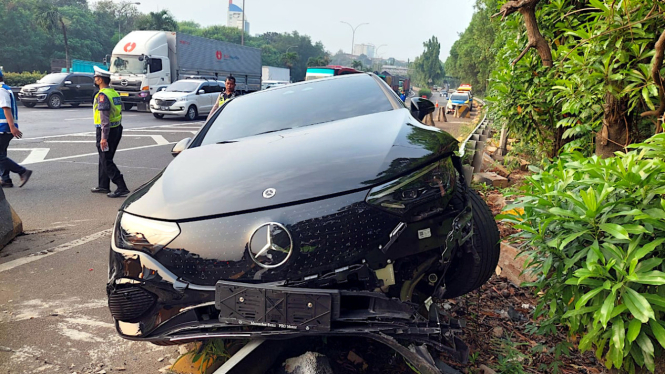 VIVA Otomotif: Kecelakaan mobil listrik Mercedes-Benz EQS di Tol JORR