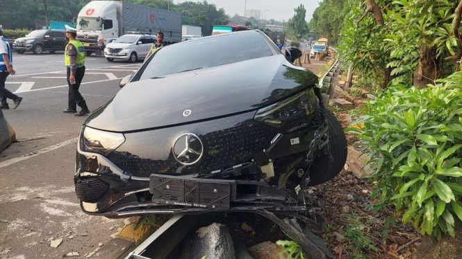 Mobil Listrik Mercedes Benz rusak parah usai menabrak pembatas Tol JORR 