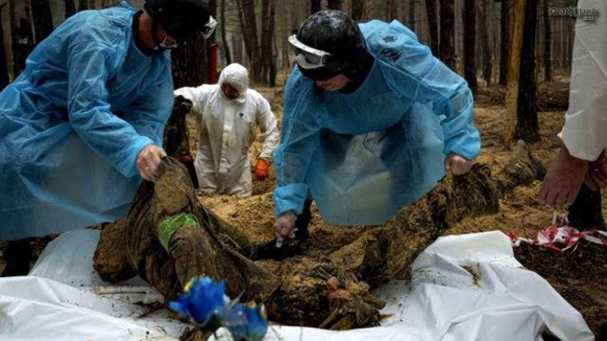 VIVA Militer: Proses penggalian kuburan massal di Ukraina