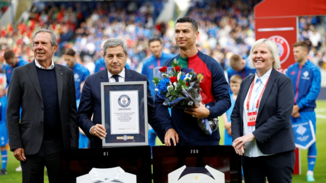 Cristiano Ronaldo menerima penghargaan