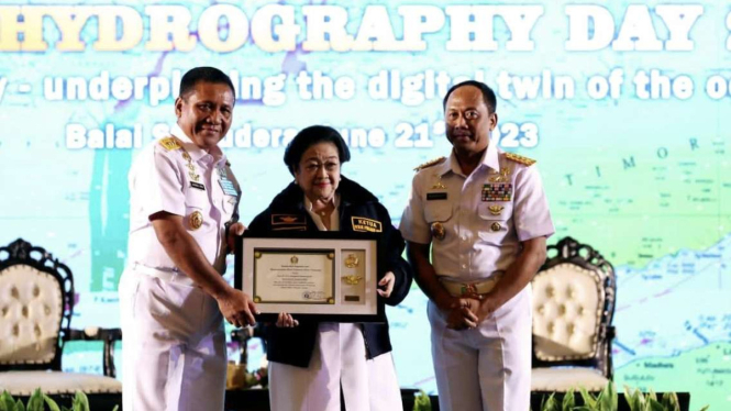 VIVA Militer: Megawati SP terima Brevet Kehormatan Hidro-Oseanografi TNI AL