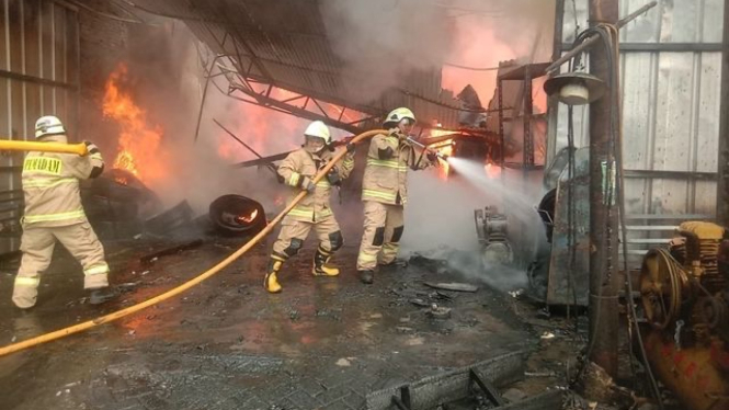 Kebakaran toko ban di Kampung Melayu, Jakarta Timur