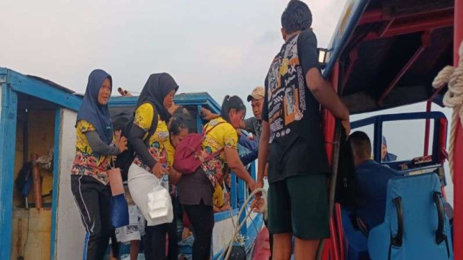 Evakuasi penumpang kapal karam di perairan Kepulauan Seribu.
