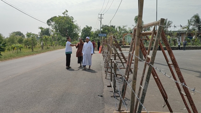 Kawat berduri terpasang di Gerbang masuk Ponpes Al Zaytun, indramayu, Jawa Barat