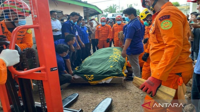 Evakuasi jenazah Muhammad Fajri, pria obesitas 300 kg untuk dimakamkan