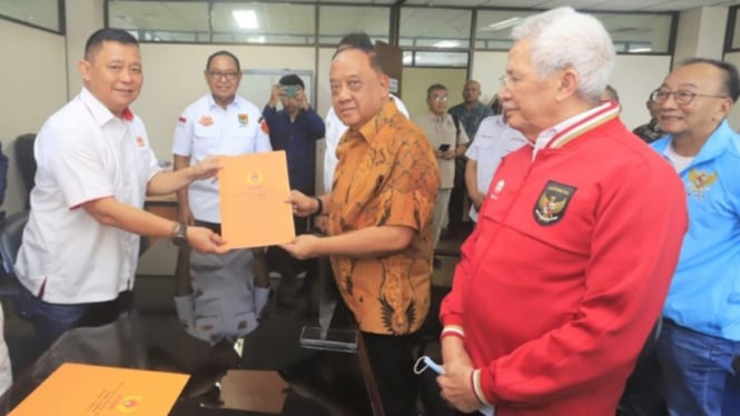 Penyerahan berkas persyaratan bakal calon Ketum KONI Pusat 2023-2027