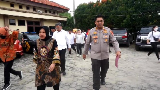 Mensos Risma Kunjungi Korban Pelecehan Dua Ayah Tiri di Mapolres Lampung Tengah