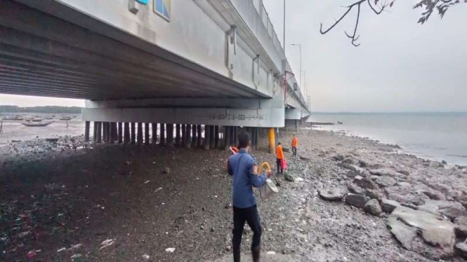 Petugas SAR melakukan pencarian korban bunuh diri di Jembatan Suramadu.