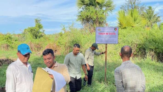 Tim Satreskrim Polresta Banda Aceh saat memasang pamflet penyitaan tanah yang sedang ditangani, di Banda Aceh, Rabu, 21 Juni 2023.