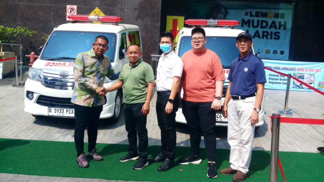 Anak Haji Lulung, Guruh Tirta Lunggana serahkan bantuan 2 mobil ambulans ke warga Tanah Abang