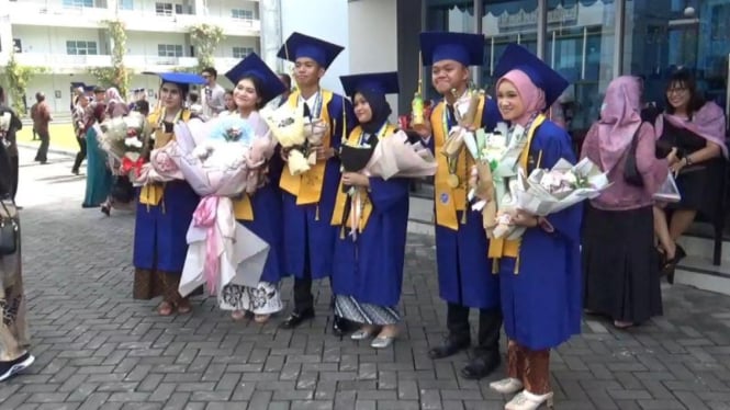 Suasana SMA Pradita Dirgantara Solo usai prosesi wisuda angkatan ke-3.