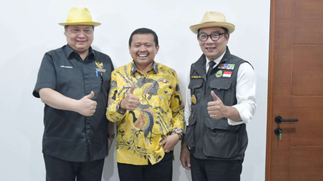 Menko Perekonomian Airlangga Hartarto bersama Ridwan Kamil 