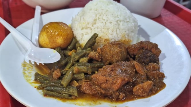 Almôndegas de arroz misto em Warung