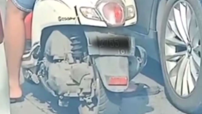 Viral Aksi Pemotor Diduga Coba Kempeskan Ban Mobil dengan Sandal Berpaku Payung