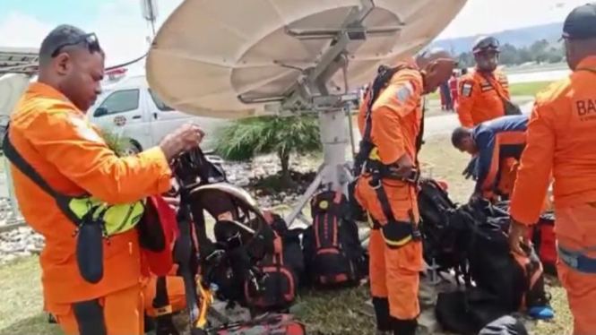 Tim SAR dalam proses evakuasi Pesawat SAM Air di Papua.