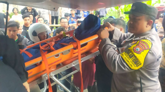Polisi evakuasi seorang pria jatuh dari jembatan Dieng, Malang, Jawa Timur